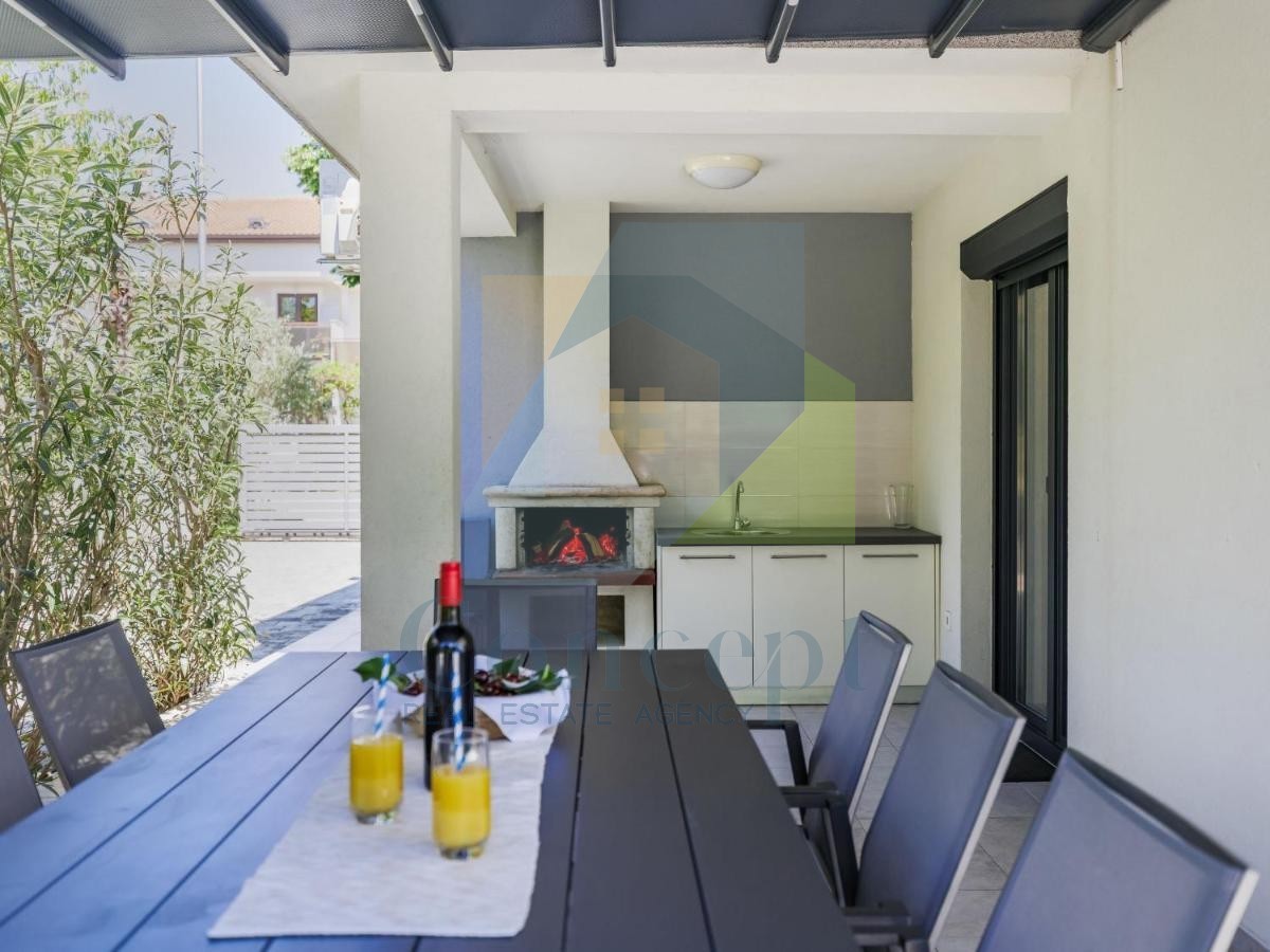 Poreč, Villa indipendente con piscina in posizione di lusso a 300 metri dal mare