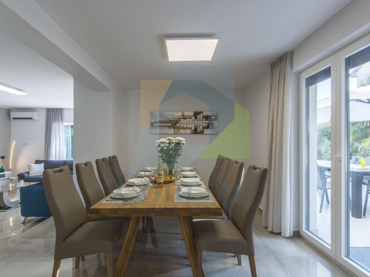 Poreč, Villa indipendente con piscina in posizione di lusso a 300 metri dal mare