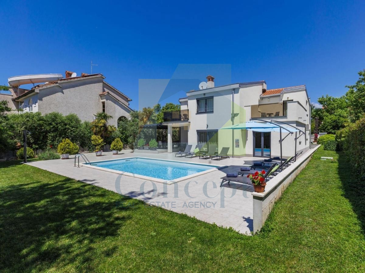 Poreč, Villa indipendente con piscina in posizione di lusso a 300 metri dal mare