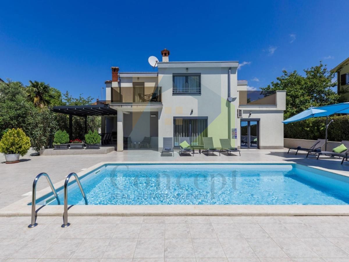 Poreč, Villa indipendente con piscina in posizione di lusso a 300 metri dal mare
