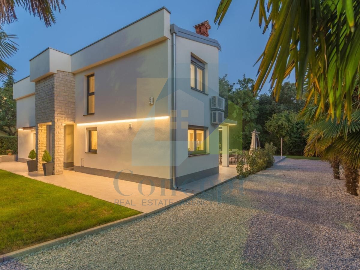 Poreč, Villa indipendente con piscina in posizione di lusso a 300 metri dal mare