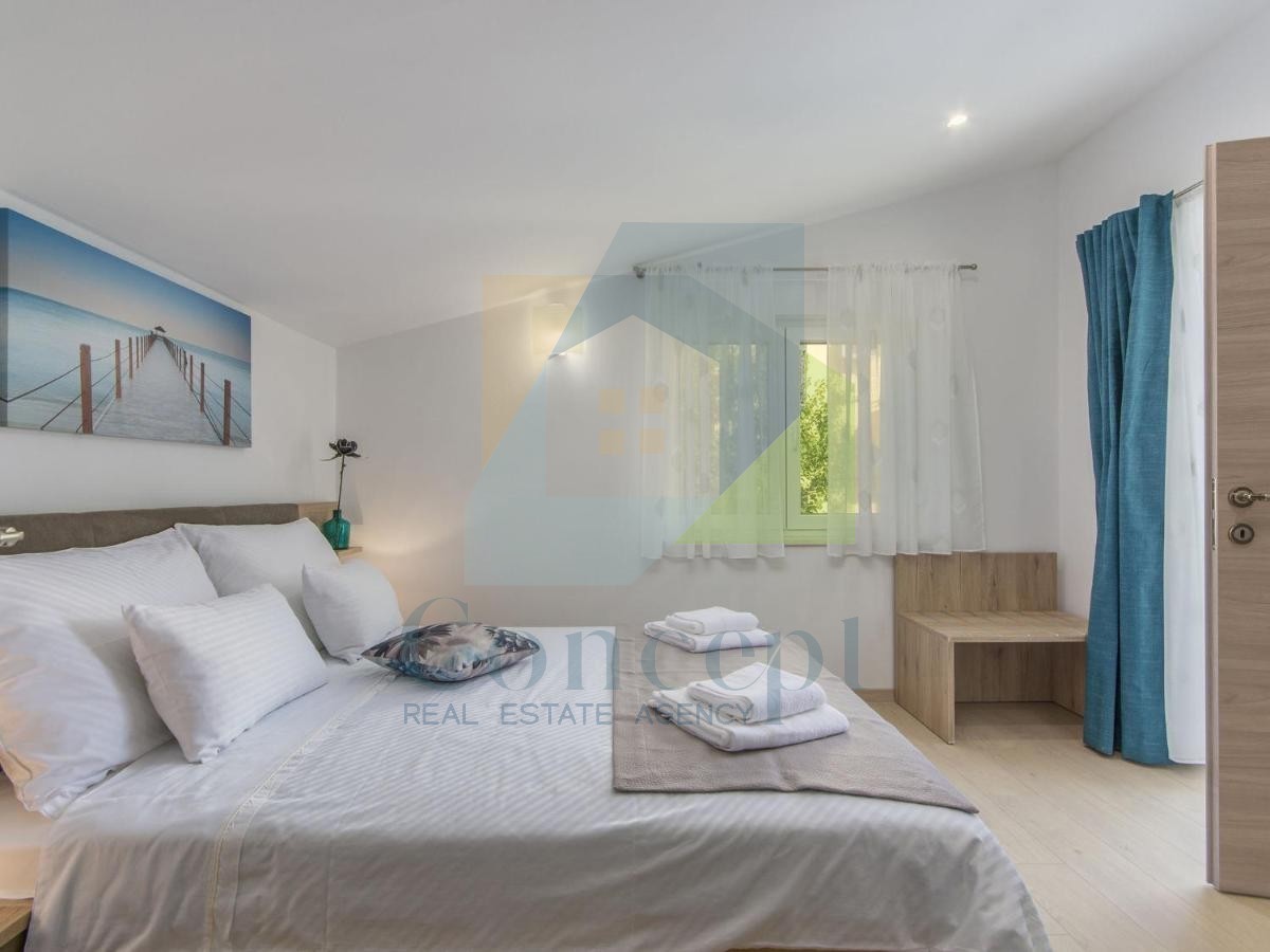 Poreč, Villa indipendente con piscina in posizione di lusso a 300 metri dal mare