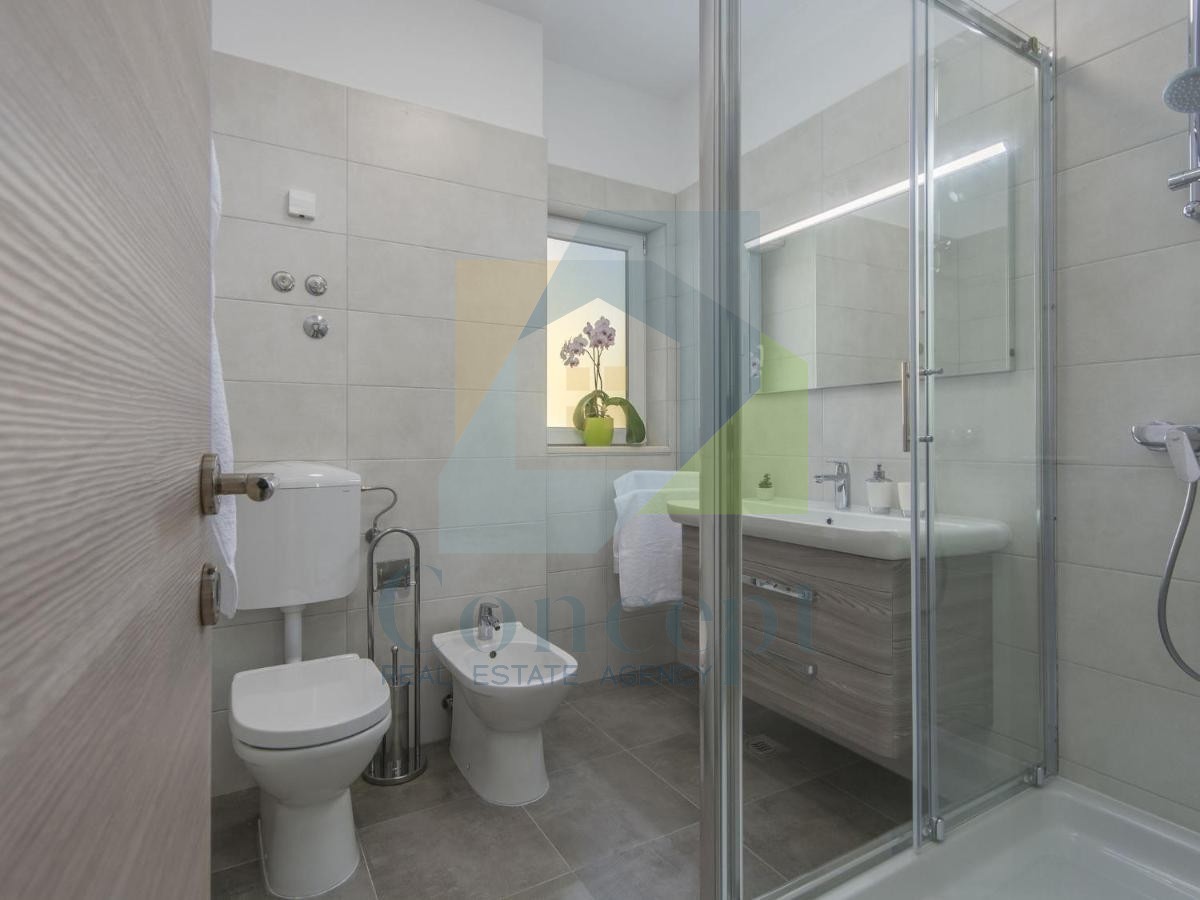 Poreč, Villa indipendente con piscina in posizione di lusso a 300 metri dal mare