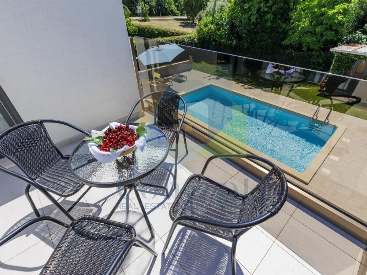 Poreč, Villa indipendente con piscina in posizione di lusso a 300 metri dal mare