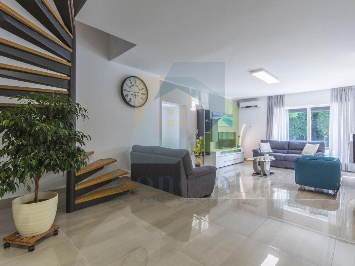 Poreč, Villa indipendente con piscina in posizione di lusso a 300 metri dal mare