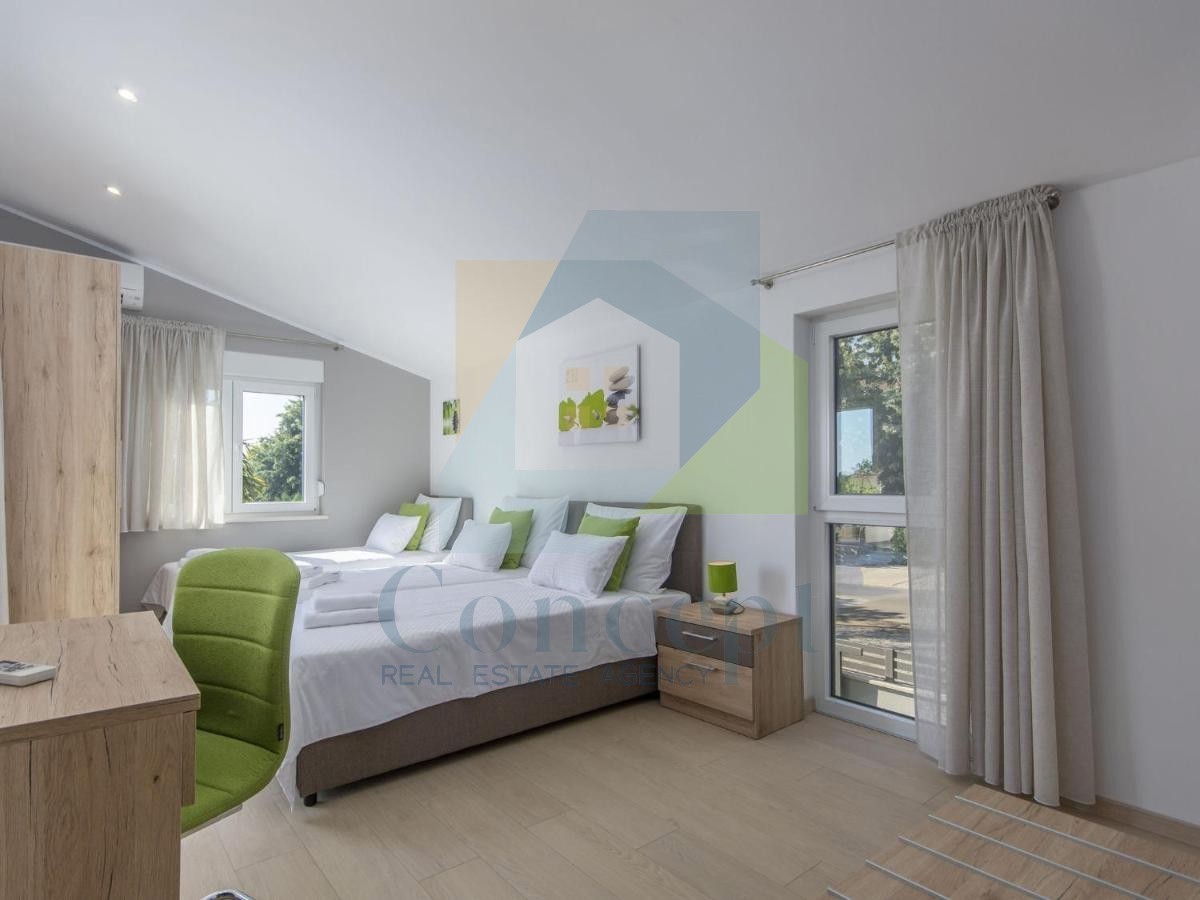 Poreč, Villa indipendente con piscina in posizione di lusso a 300 metri dal mare