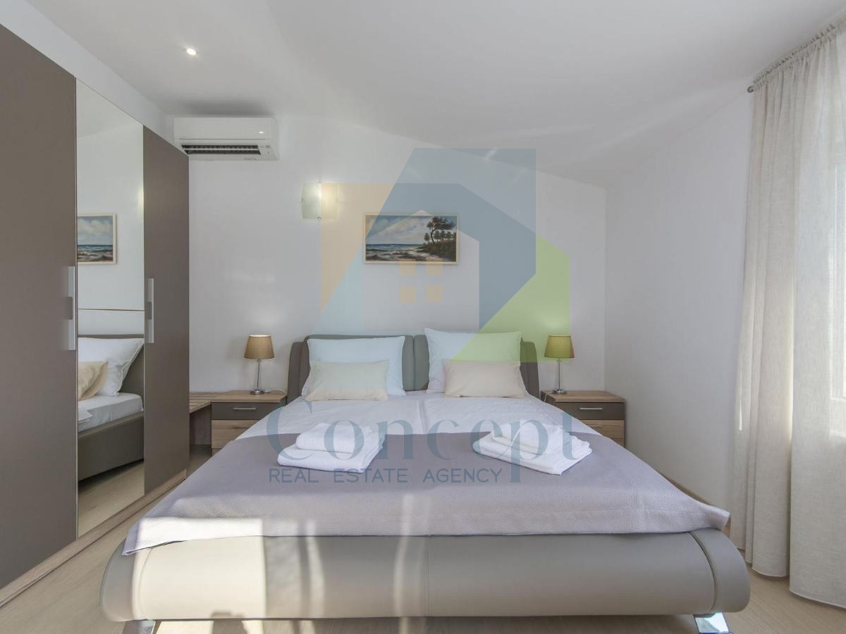 Poreč, Villa indipendente con piscina in posizione di lusso a 300 metri dal mare