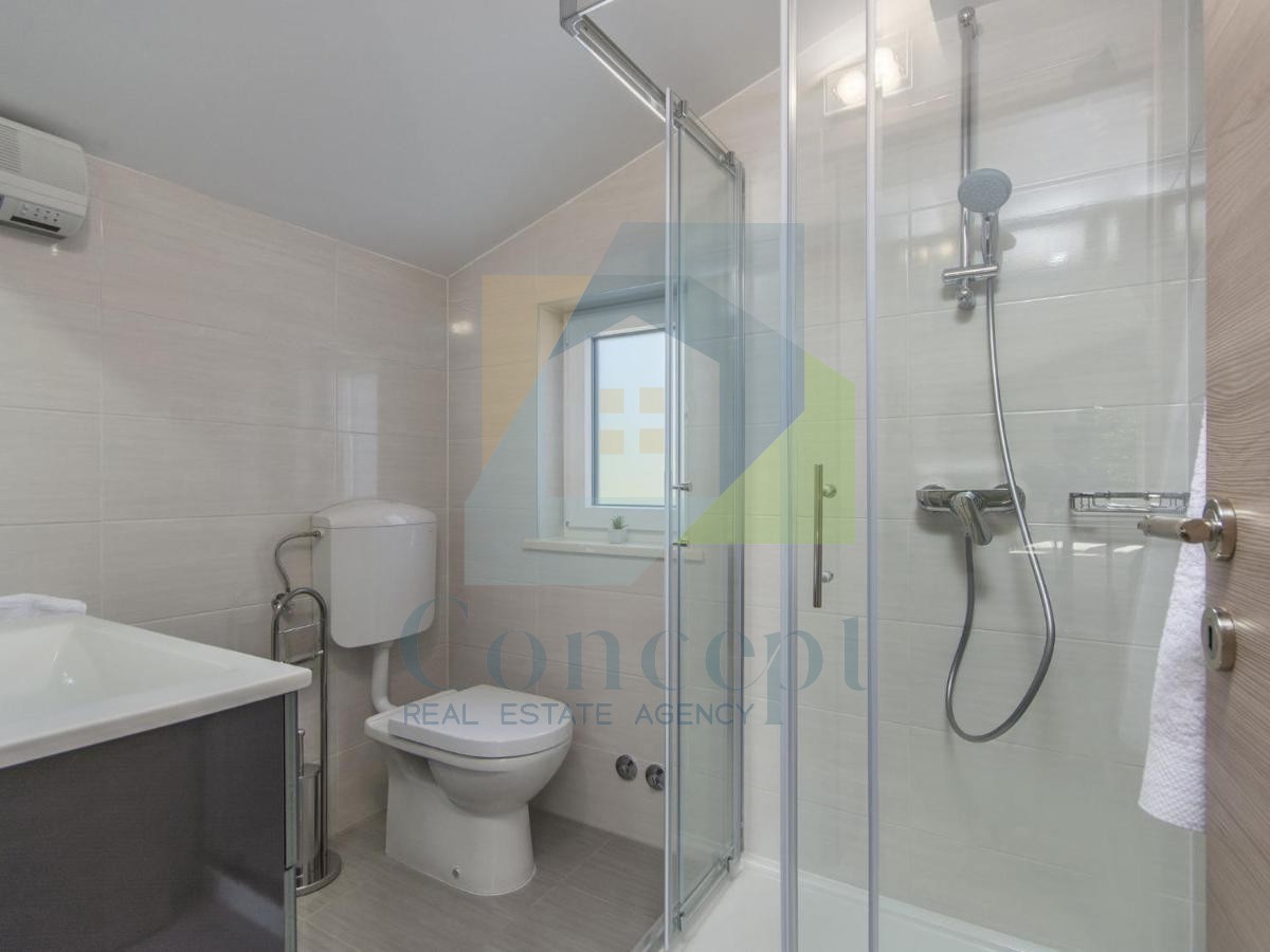 Poreč, Villa indipendente con piscina in posizione di lusso a 300 metri dal mare