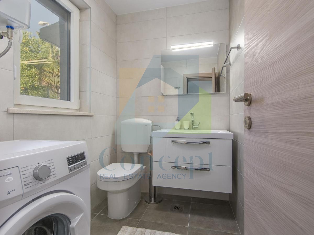 Poreč, Villa indipendente con piscina in posizione di lusso a 300 metri dal mare