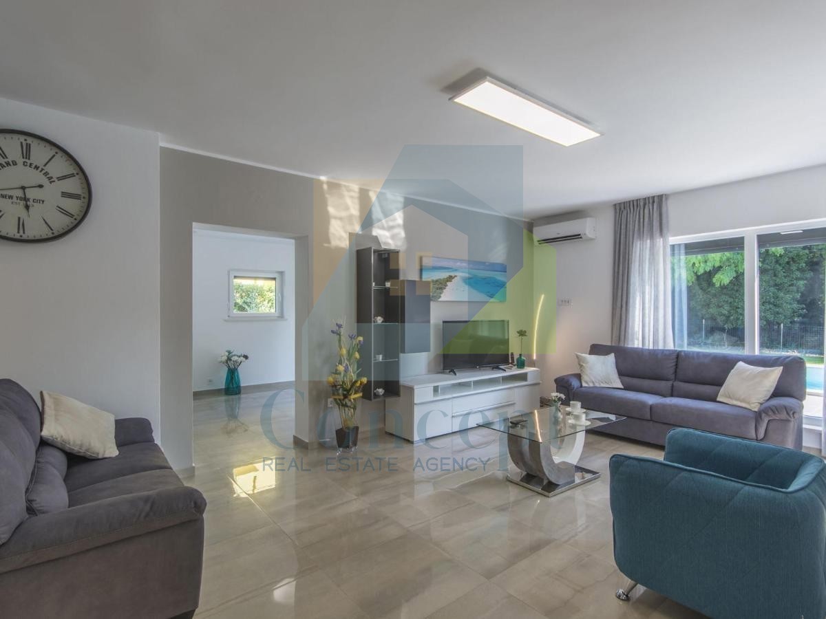 Poreč, Villa indipendente con piscina in posizione di lusso a 300 metri dal mare