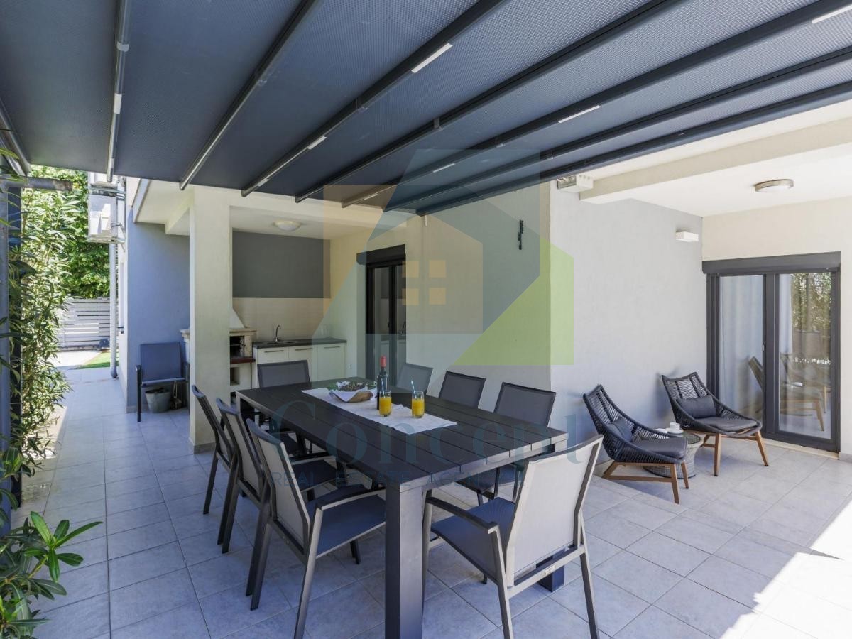 Poreč, Villa indipendente con piscina in posizione di lusso a 300 metri dal mare