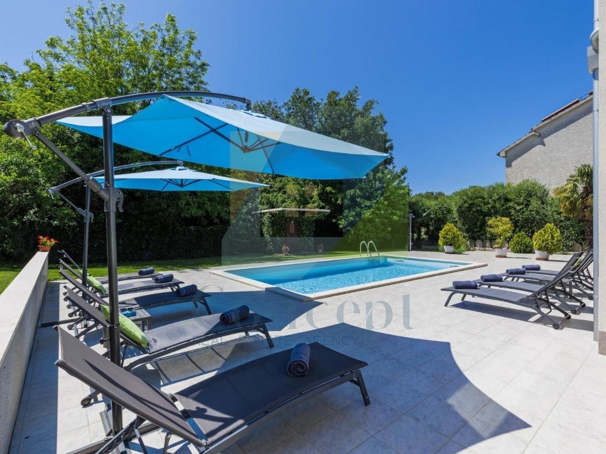 Poreč, Villa indipendente con piscina in posizione di lusso a 300 metri dal mare