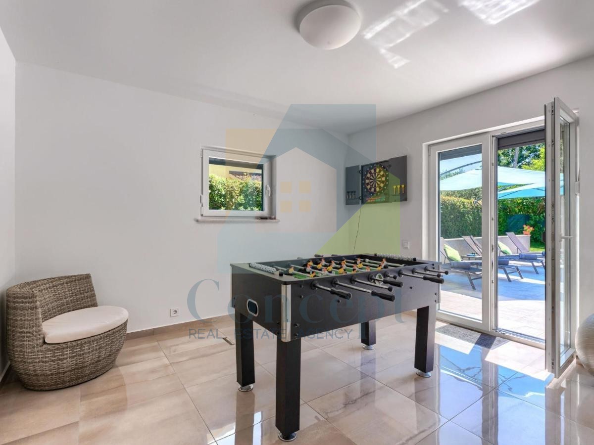 Poreč, Villa indipendente con piscina in posizione di lusso a 300 metri dal mare