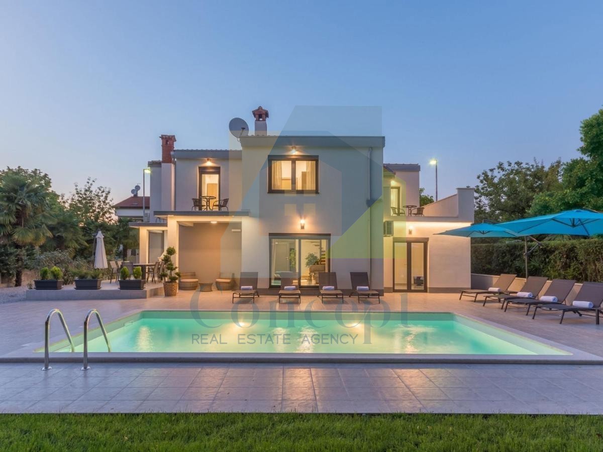 Poreč, Villa indipendente con piscina in posizione di lusso a 300 metri dal mare