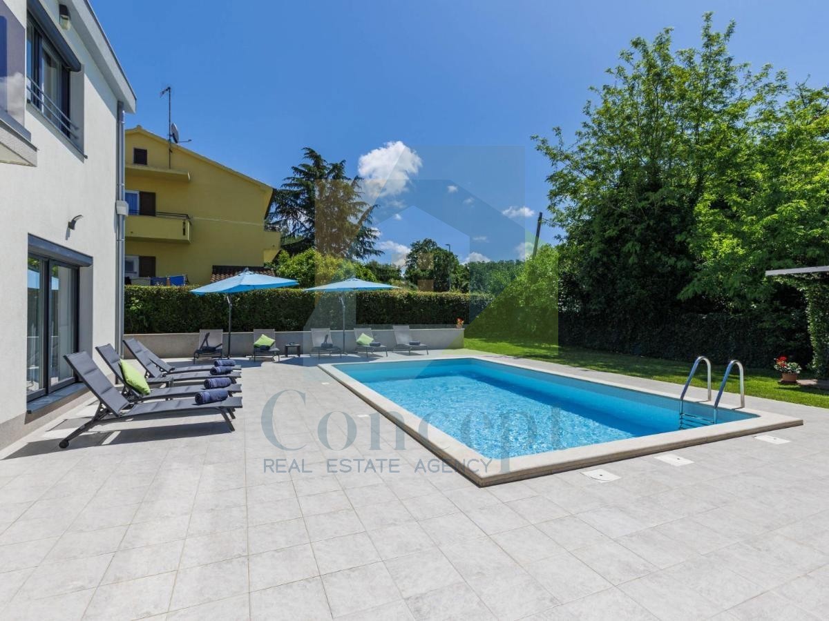 Poreč, Villa indipendente con piscina in posizione di lusso a 300 metri dal mare