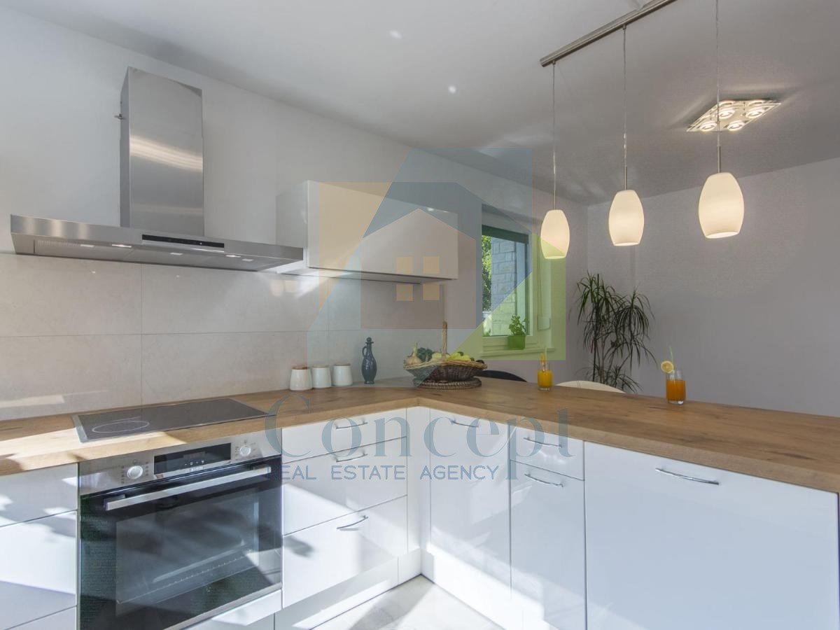 Poreč, Villa indipendente con piscina in posizione di lusso a 300 metri dal mare