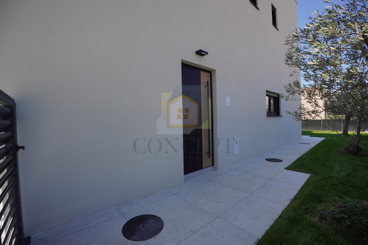 Poreč, Casa alla fine della fila a 850 m dal mare