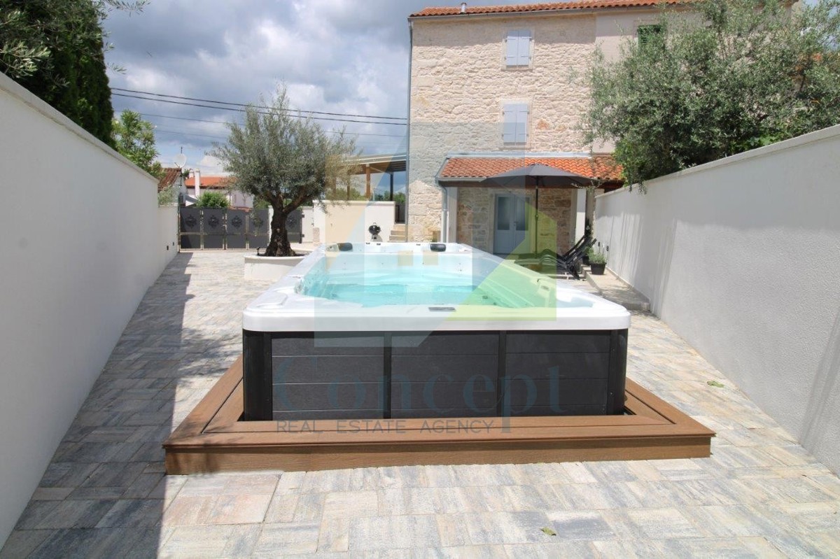 Poreč, dintorni, Affascinante casa in pietra ristrutturata con cortile, a 9 km dal mare