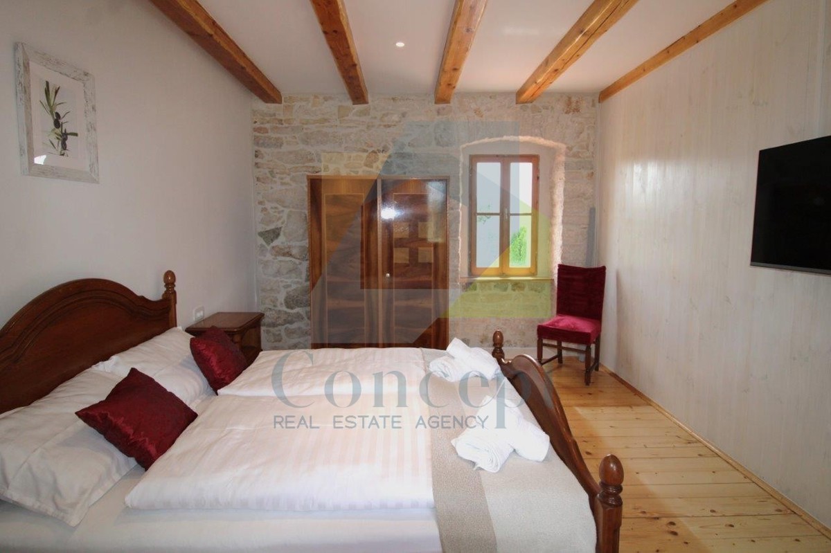 Poreč, dintorni, Affascinante casa in pietra ristrutturata con cortile, a 9 km dal mare