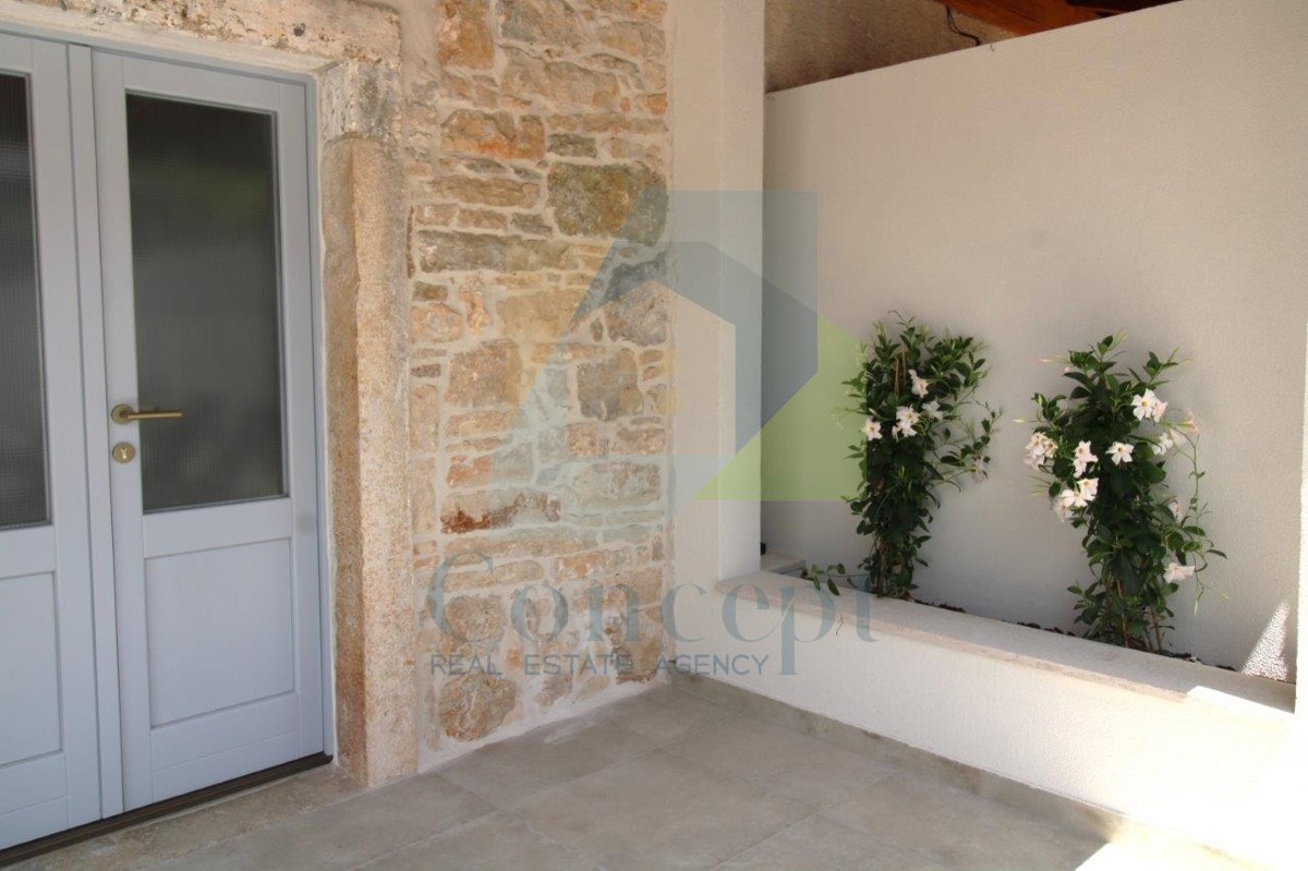 Poreč, dintorni, Affascinante casa in pietra ristrutturata con cortile, a 9 km dal mare