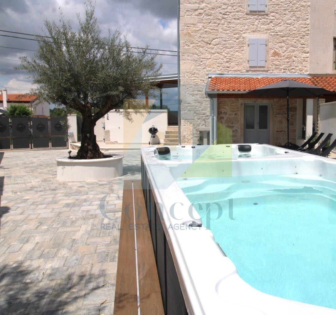 Poreč, dintorni, Affascinante casa in pietra ristrutturata con cortile, a 9 km dal mare