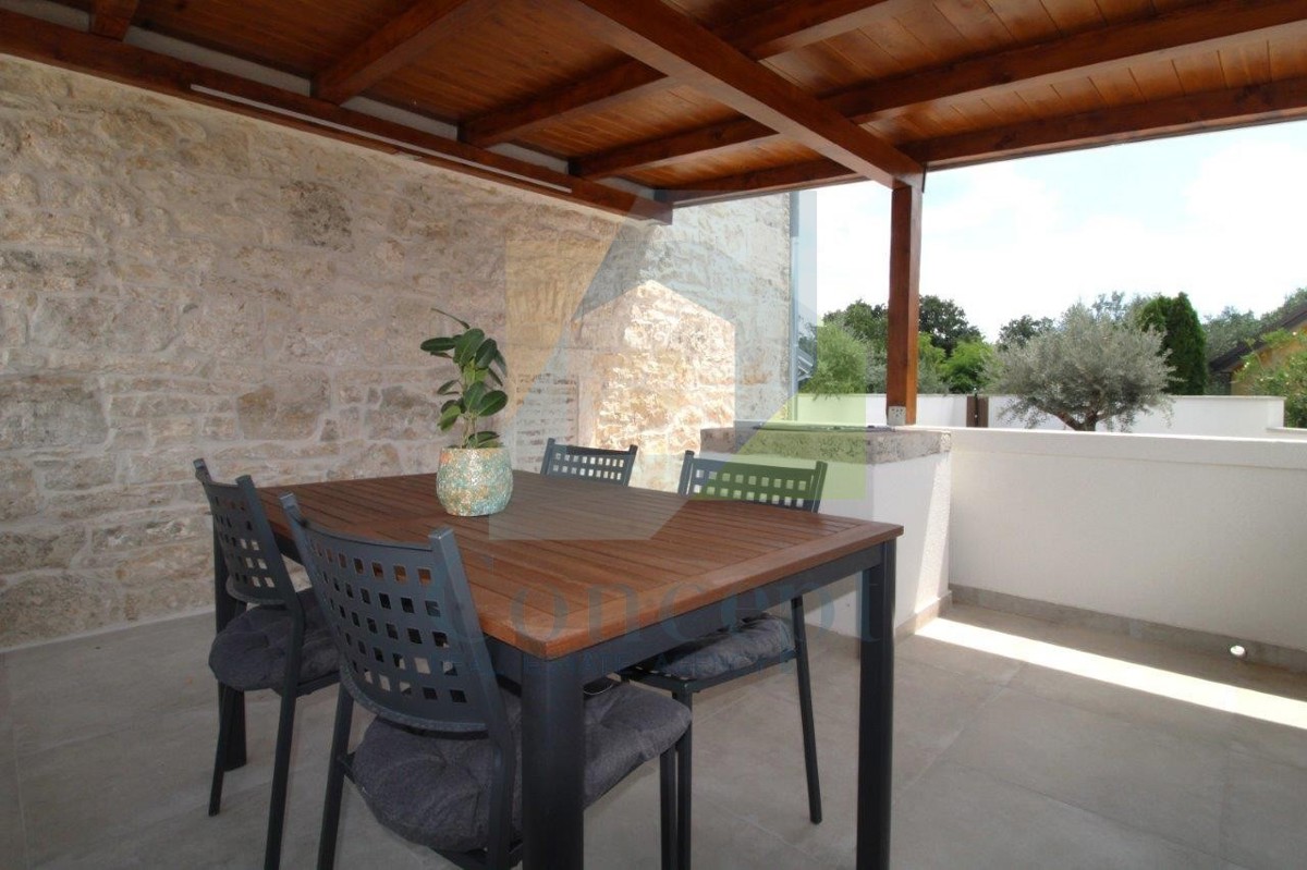 Poreč, dintorni, Affascinante casa in pietra ristrutturata con cortile, a 9 km dal mare