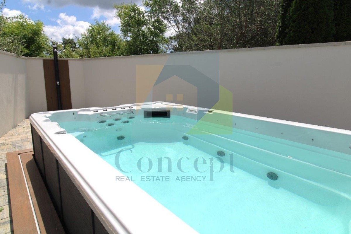 Poreč, dintorni, Affascinante casa in pietra ristrutturata con cortile, a 9 km dal mare