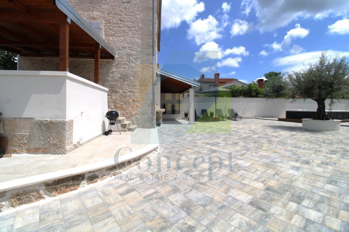 Poreč, dintorni, Affascinante casa in pietra ristrutturata con cortile, a 9 km dal mare