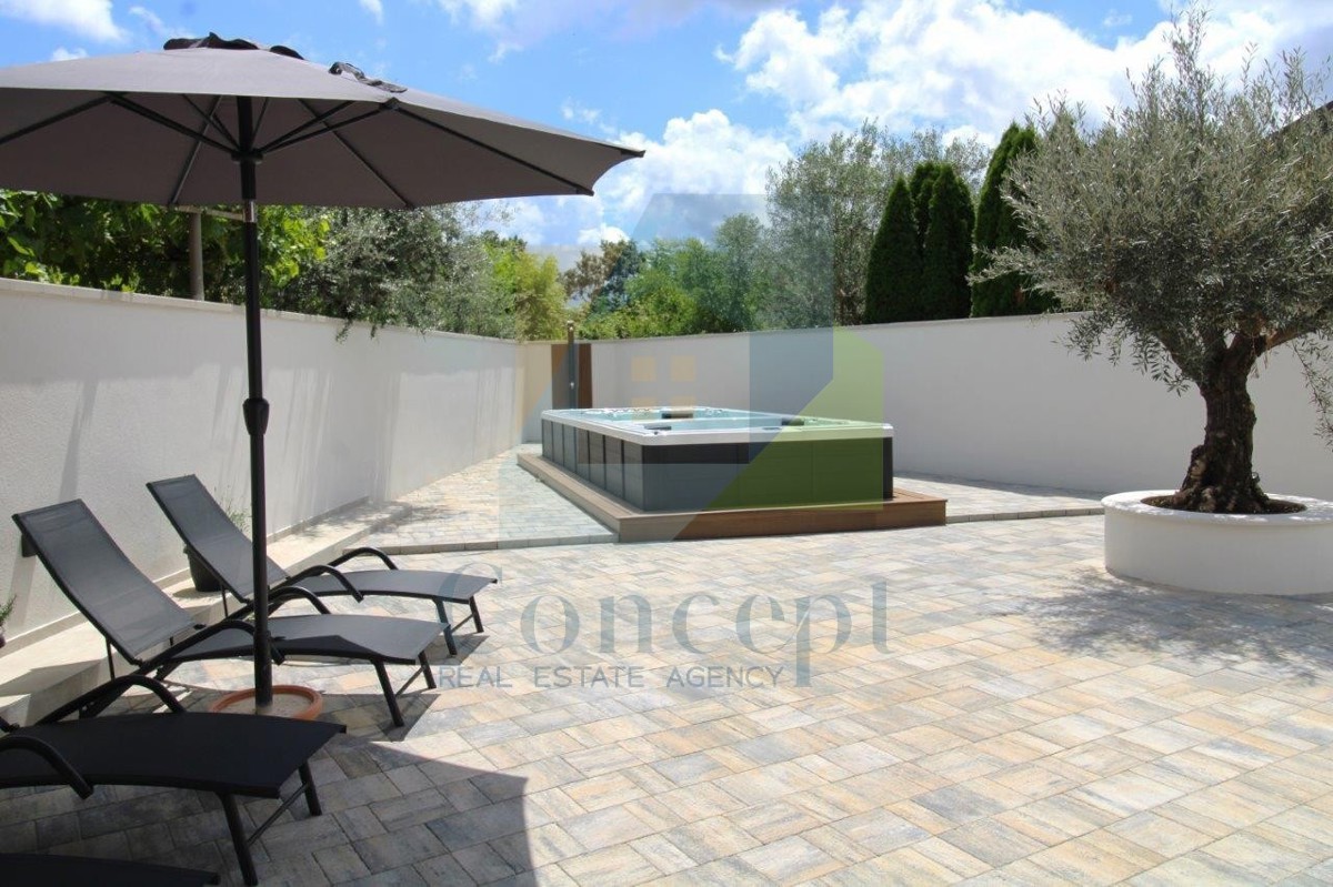 Poreč, dintorni, Affascinante casa in pietra ristrutturata con cortile, a 9 km dal mare