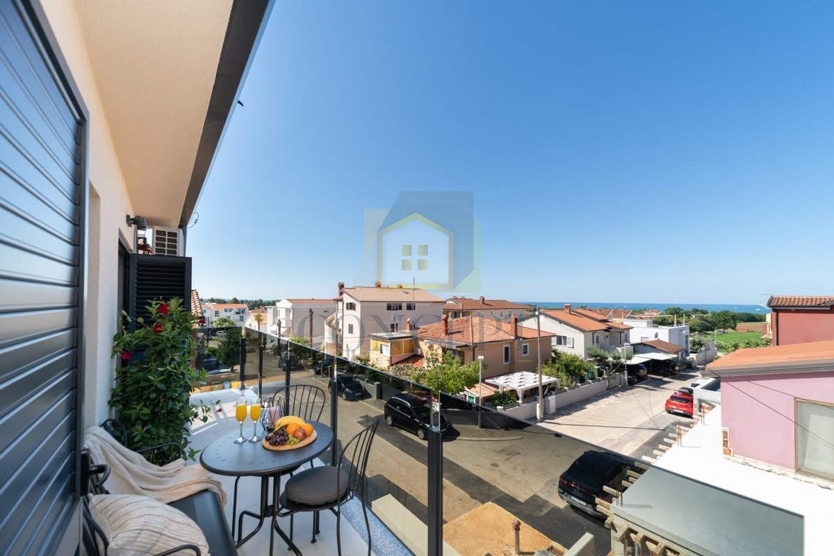 Novigrad, centro storico, appartamento al 2° piano con vista mare, 400 m dal mare