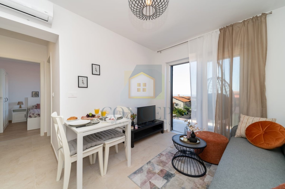 Novigrad, centro storico, appartamento al 2° piano con vista mare, 400 m dal mare