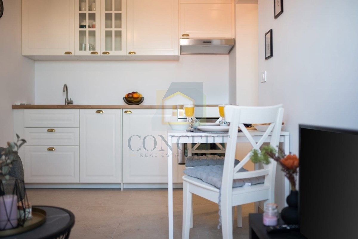 Novigrad, centro storico, appartamento al 2° piano con vista mare, 400 m dal mare