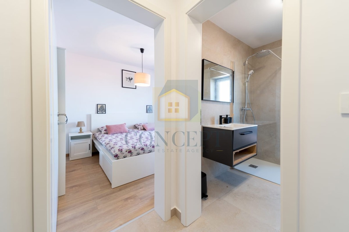 Novigrad, centro storico, appartamento al 2° piano con vista mare, 400 m dal mare