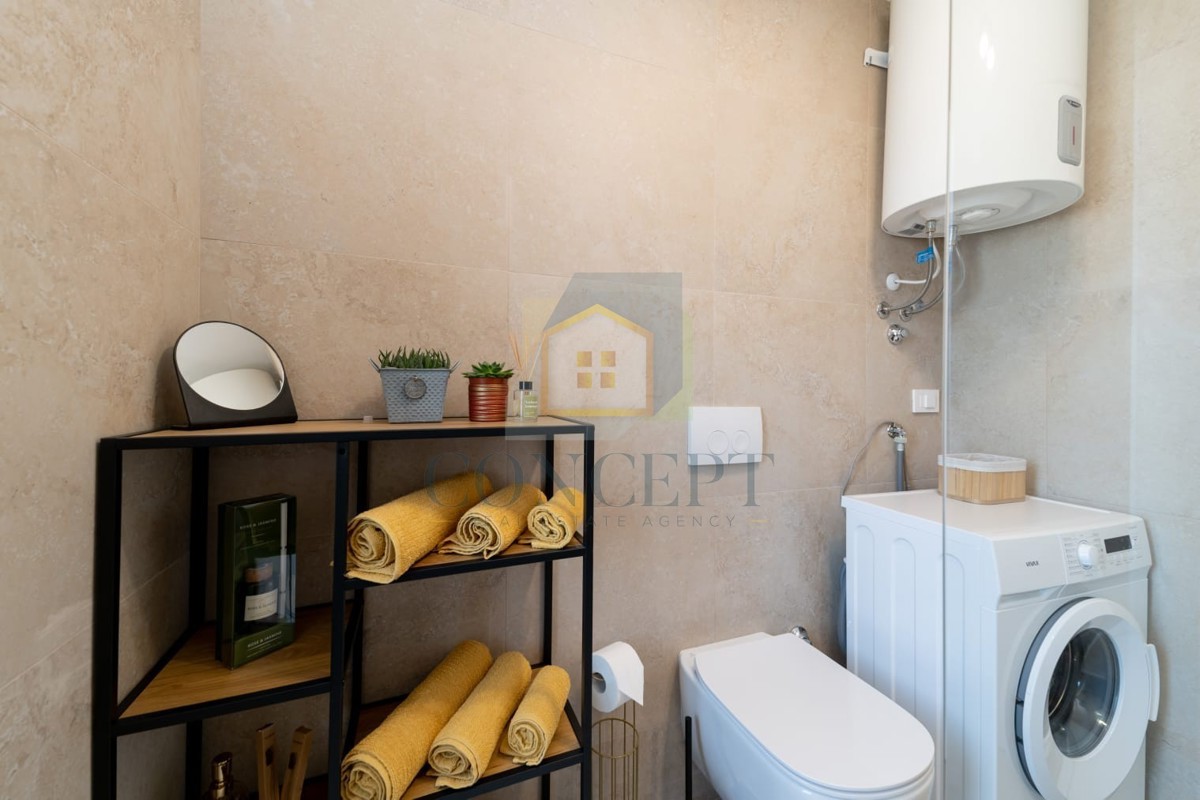 Novigrad, centro storico, appartamento al 2° piano con vista mare, 400 m dal mare