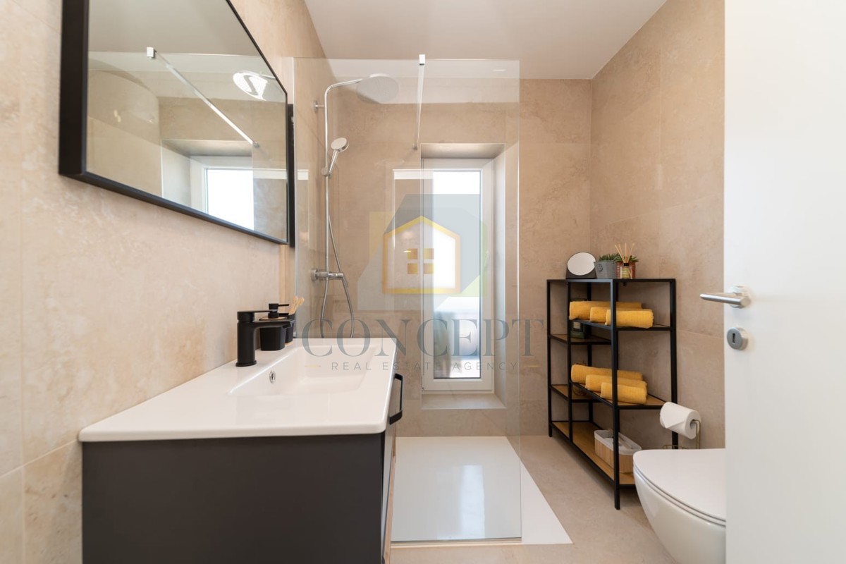 Novigrad, centro storico, appartamento al 2° piano con vista mare, 400 m dal mare