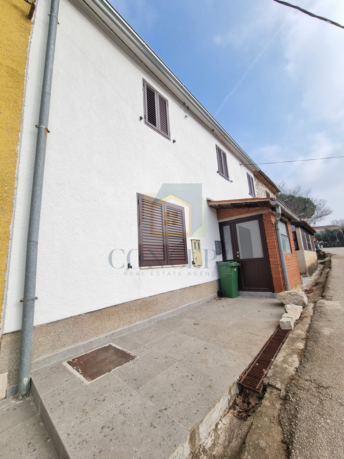 Buje, dintorni, Casa in pietra autoctona in fila con giardino, a 7 km dal mare