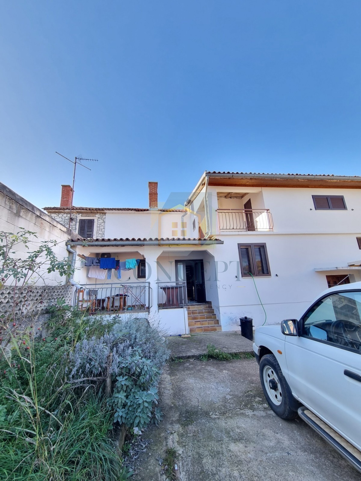 Buje, dintorni, Casa in pietra autoctona in fila con giardino, a 7 km dal mare