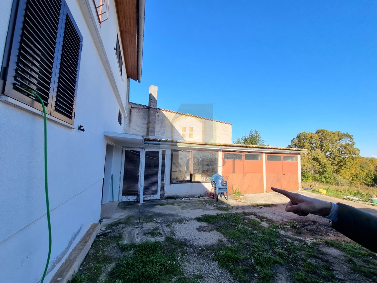 Buje, dintorni, Casa in pietra autoctona in fila con giardino, a 7 km dal mare
