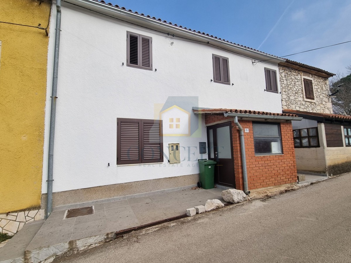 Buje, dintorni, Casa in pietra autoctona in fila con giardino, a 7 km dal mare