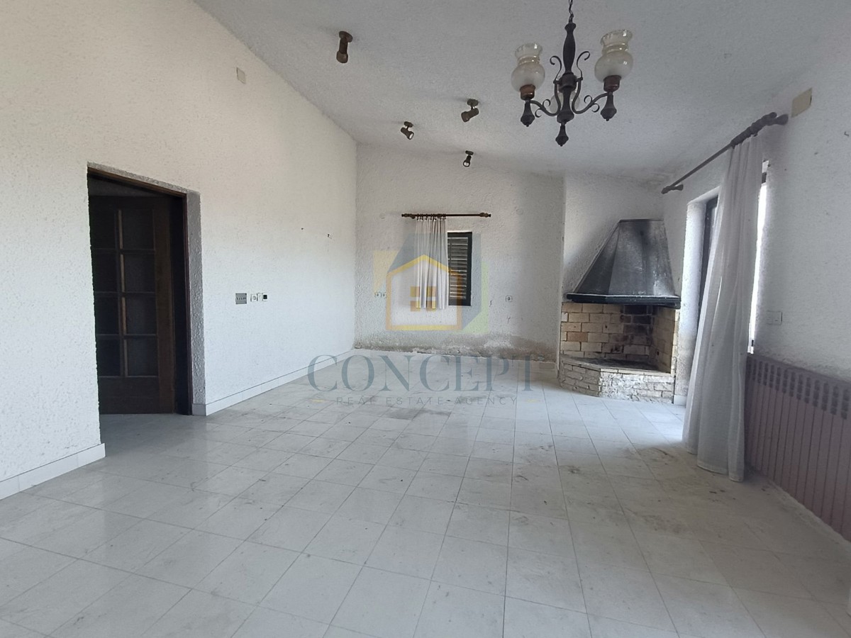 Poreč, dintorni, Appartamento da ristrutturare con vista mare, 3 km dal mare