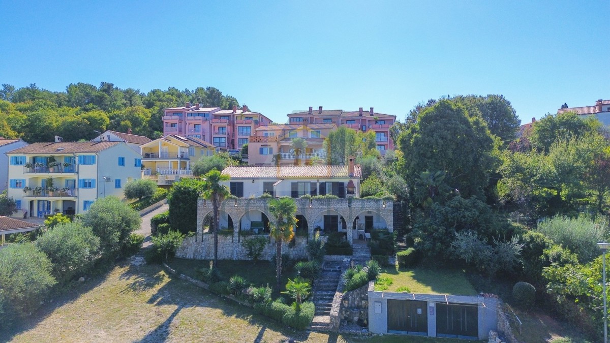 Poreč, dintorni, Appartamento da ristrutturare con vista mare, 3 km dal mare