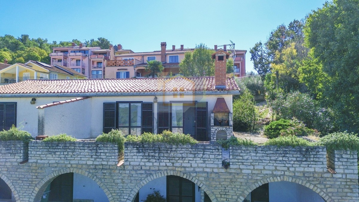 Poreč, dintorni, Appartamento da ristrutturare con vista mare, 3 km dal mare