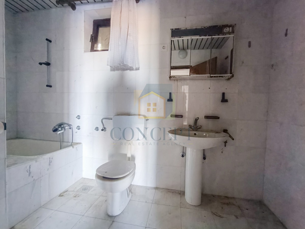 Poreč, dintorni, Appartamento da ristrutturare con vista mare, 3 km dal mare