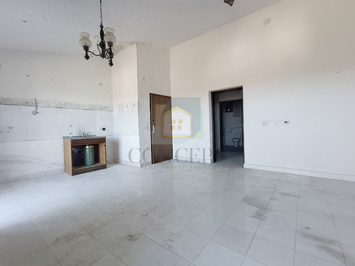 Poreč, dintorni, Appartamento da ristrutturare con vista mare, 3 km dal mare