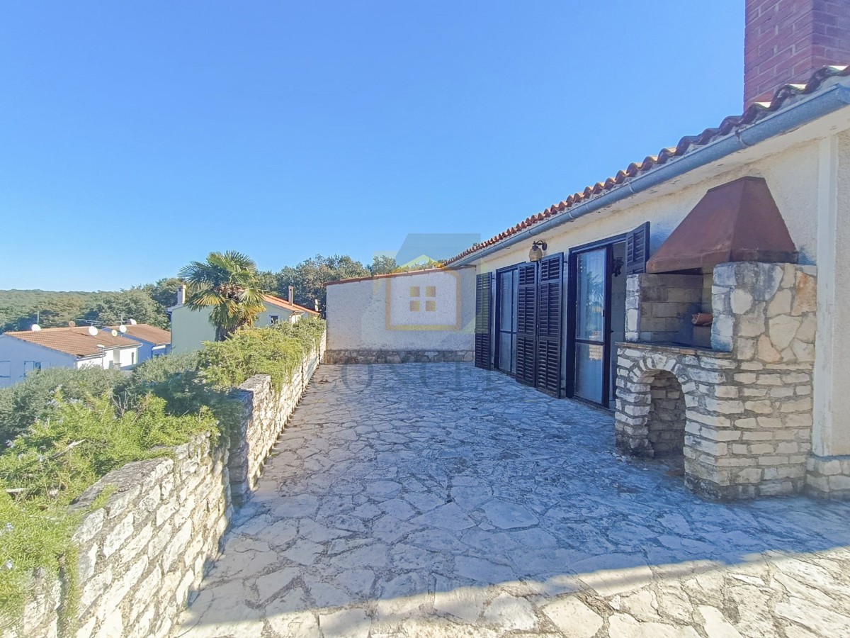 Poreč, dintorni, Appartamento da ristrutturare con vista mare, 3 km dal mare