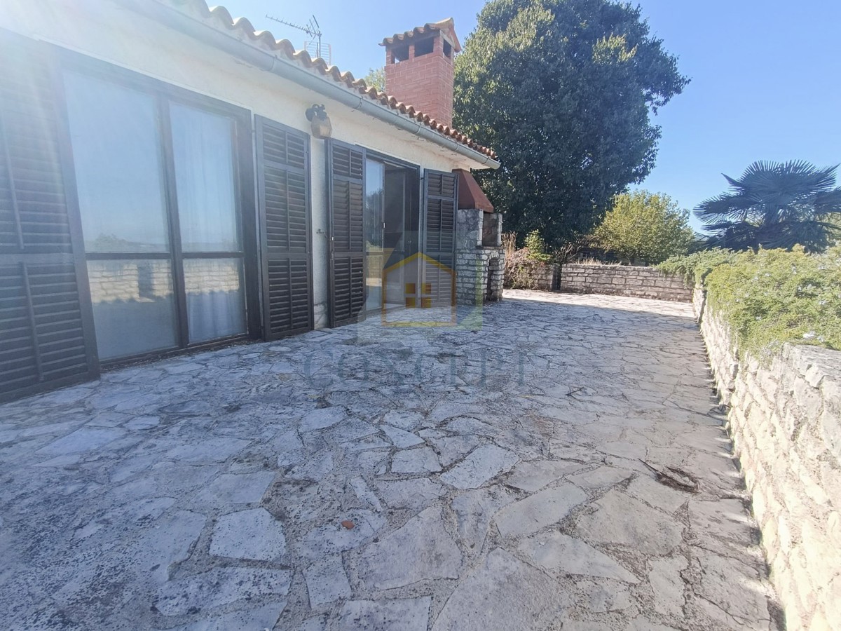 Poreč, dintorni, Appartamento da ristrutturare con vista mare, 3 km dal mare