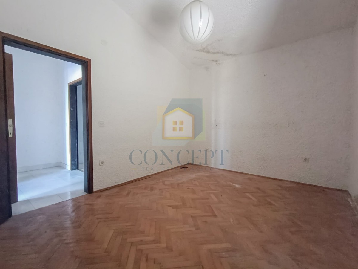 Poreč, dintorni, Appartamento da ristrutturare con vista mare, 3 km dal mare