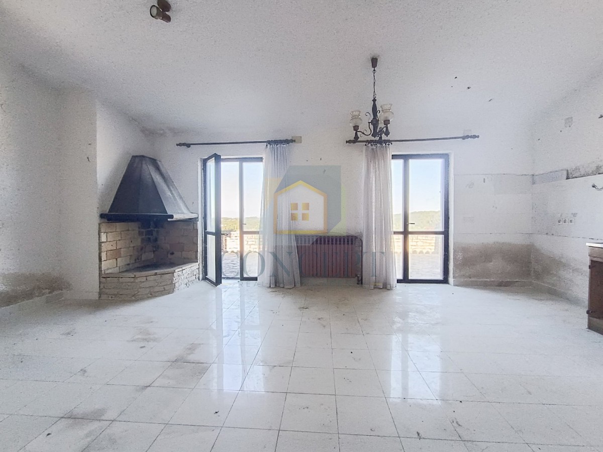 Poreč, dintorni, Appartamento da ristrutturare con vista mare, 3 km dal mare