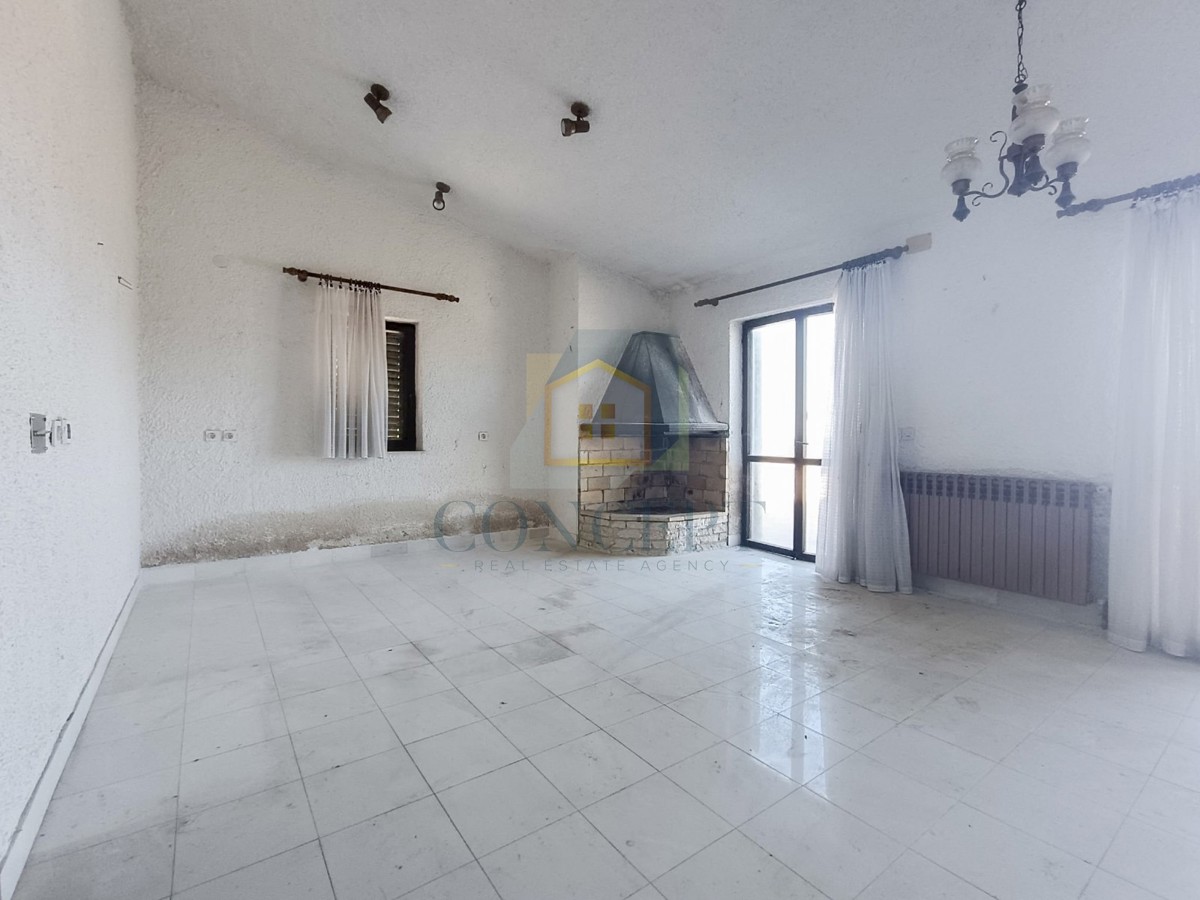 Poreč, dintorni, Appartamento da ristrutturare con vista mare, 3 km dal mare