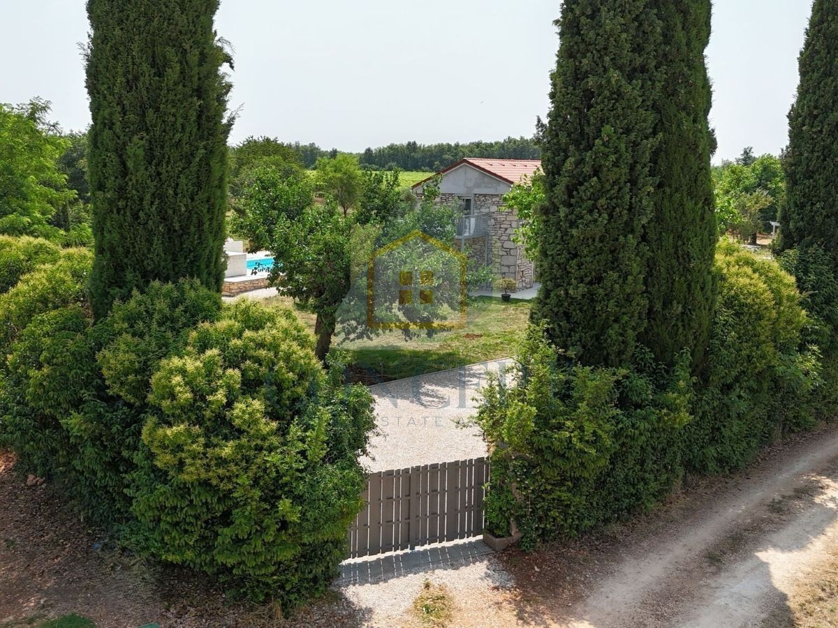 Poreč, dintorni, Ristrutturata villa in pietra con piscina e ampio giardino, 12 km dal mare